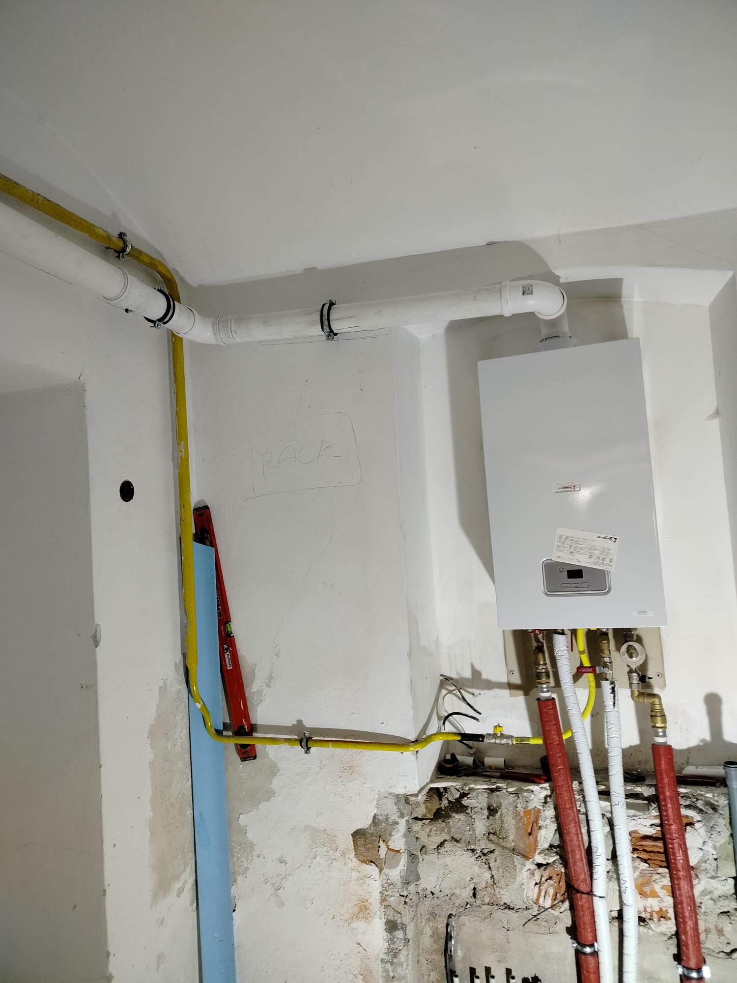 Stenový kotol s plynovým rozvodom a odvodom spalín