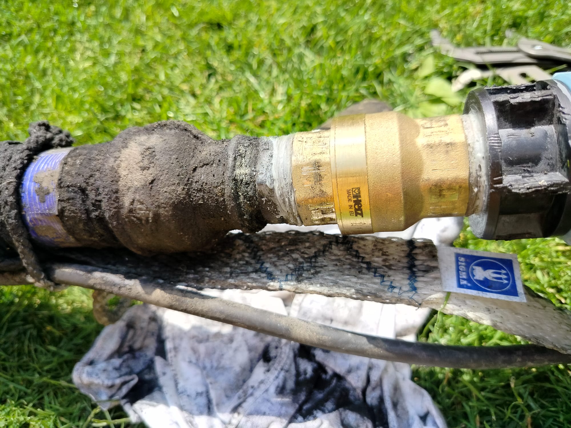Vonkajší spoj potrubia s mosadznou zátkou