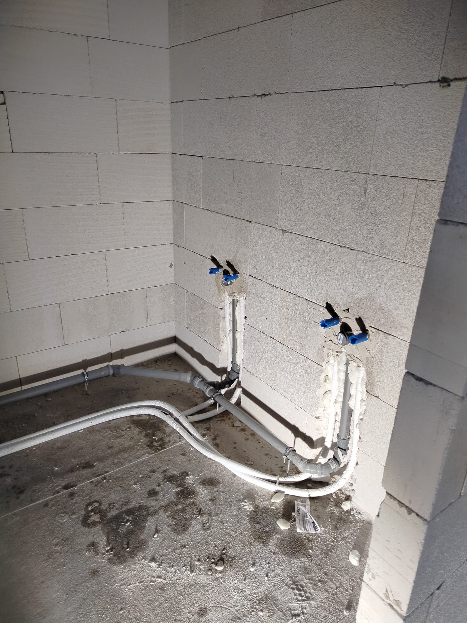 Rozvody vody a odpadu s guľovými ventilmi v rohovej miestnosti